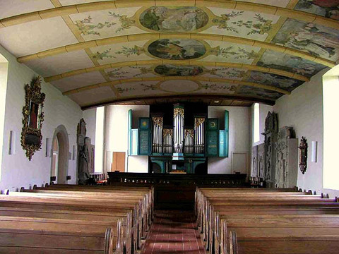 Das Kirchenschiff mit Blick zum Altar und zur Orgel